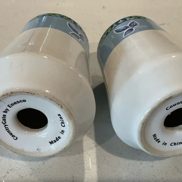 Salt & Pepper shakers CountryGate by Enesco. Great condition no stoppers - Picture 2 of 5